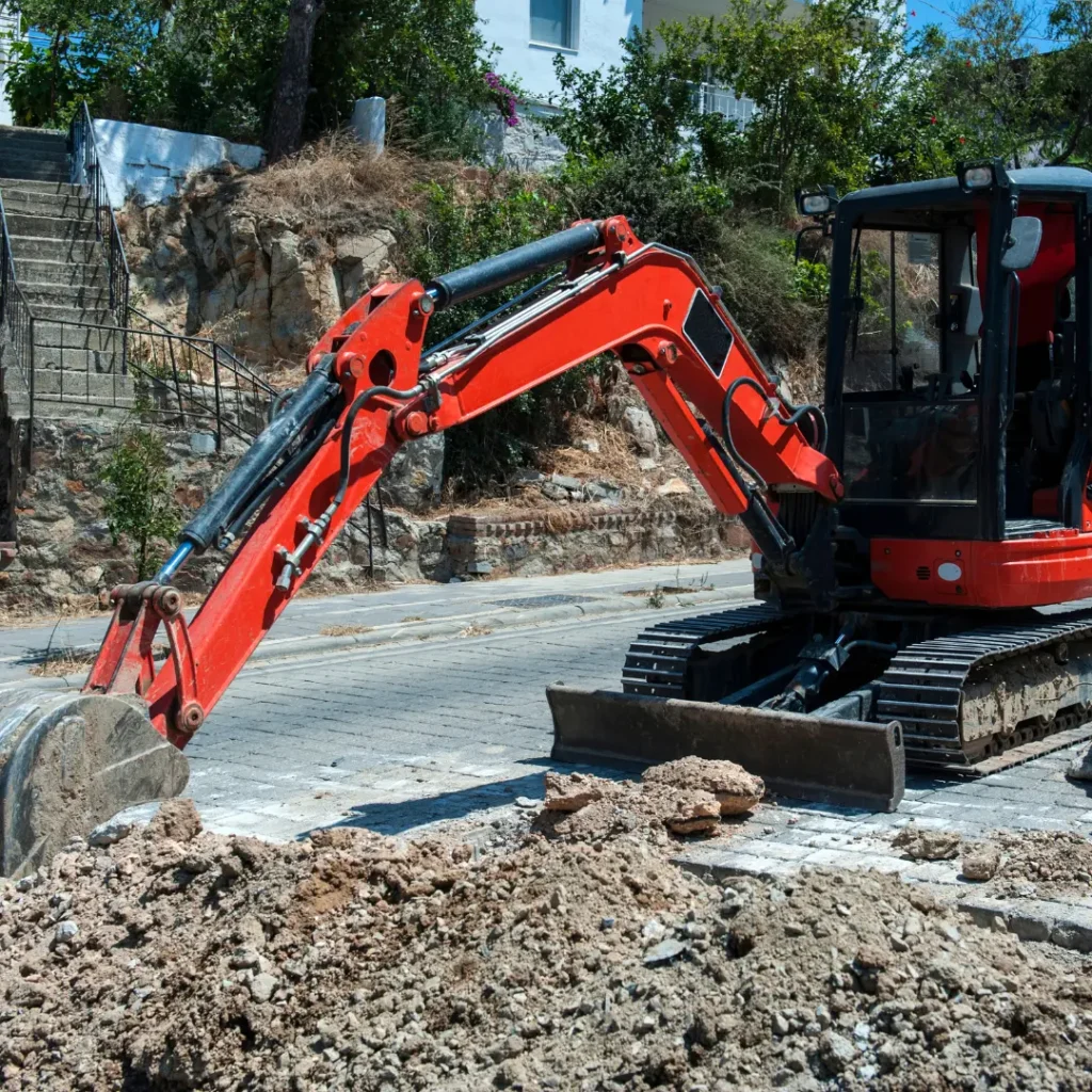 Nivellement d’une plateforme en grave compactée près de Fréjus